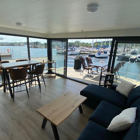 Urlaub Auf Dem Wasser Mit Einmaligen Ausblick - Well Hausboote Boltenhagen 10 Luaran gambar