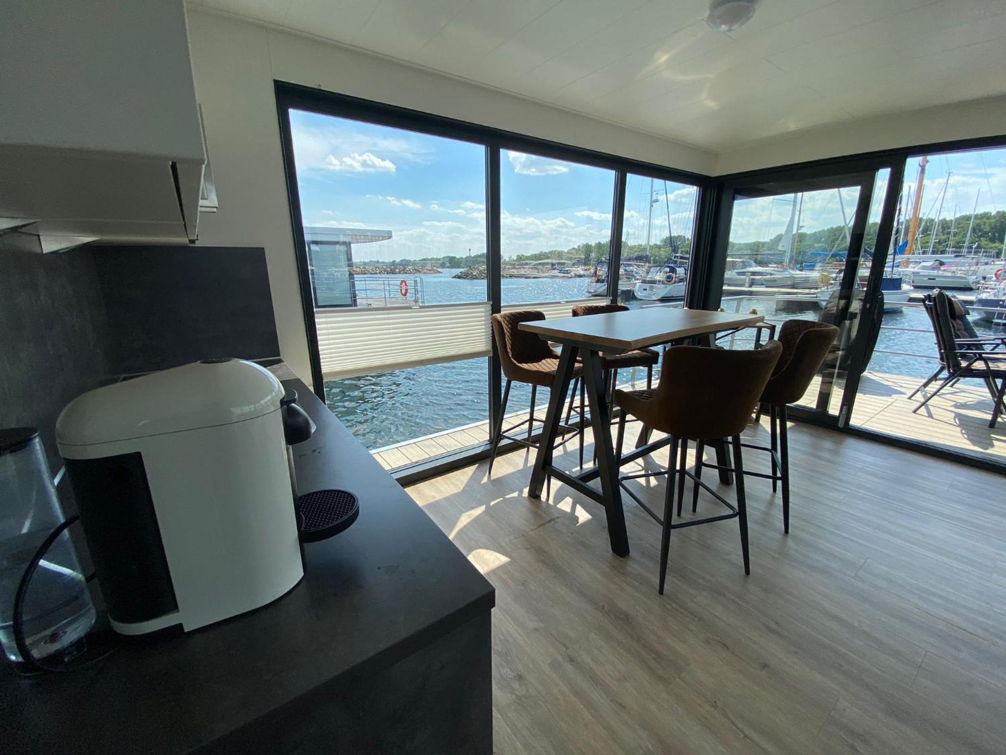 Urlaub Auf Dem Wasser Mit Einmaligen Ausblick - Well Hausboote Boltenhagen 10 Luaran gambar
