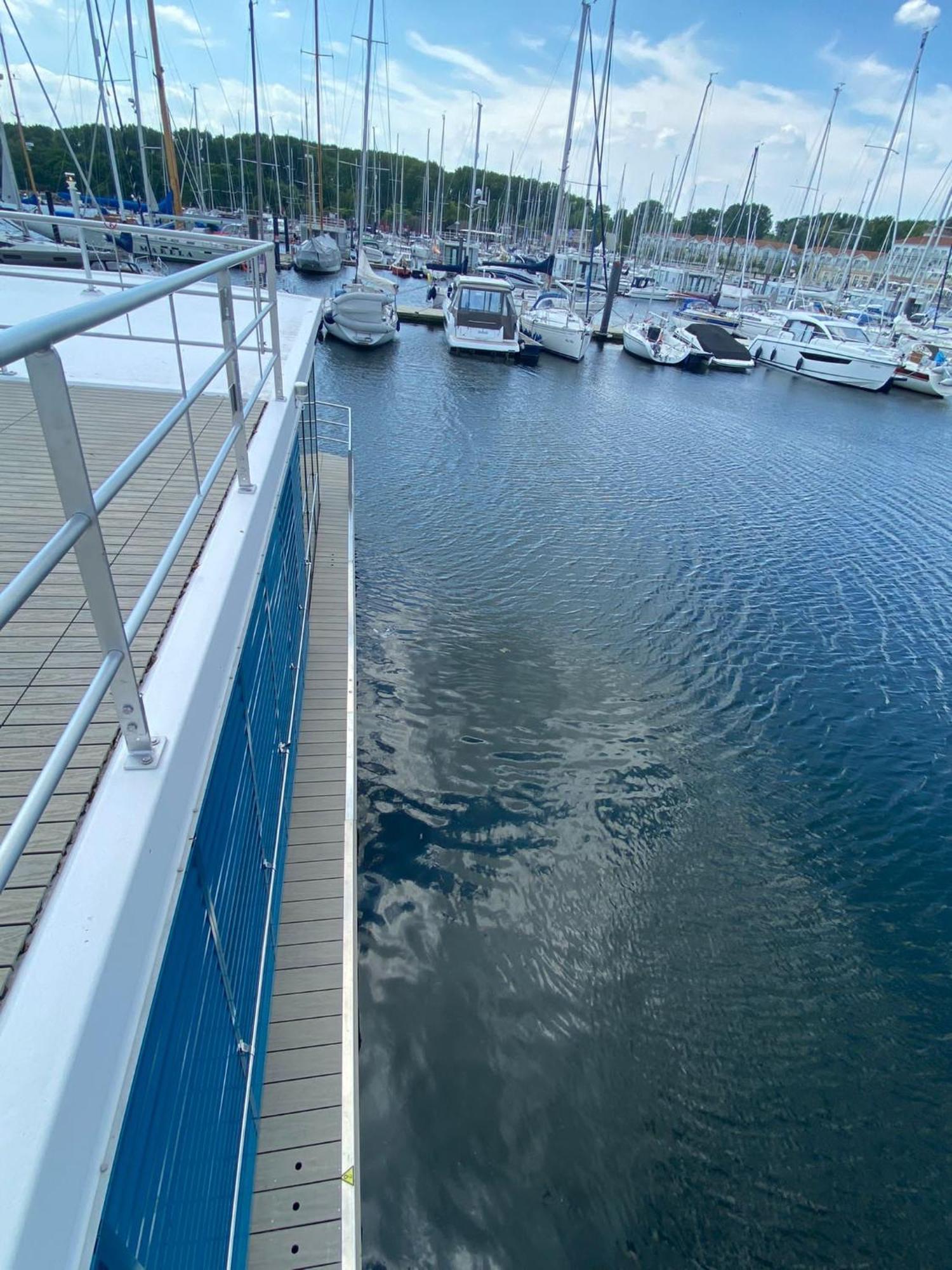 Urlaub Auf Dem Wasser Mit Einmaligen Ausblick - Well Hausboote Boltenhagen 10 Luaran gambar
